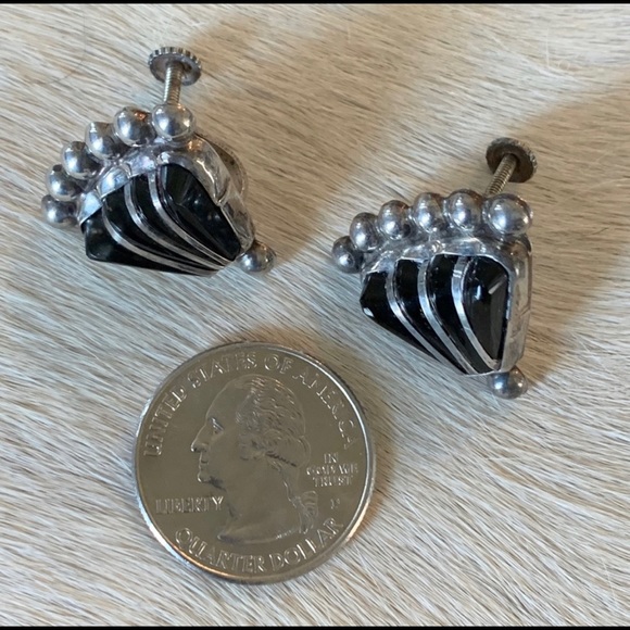 Vintage Art Deco Artisan Silver and Onyx Screw Back Earrings - Picture 2 of 10